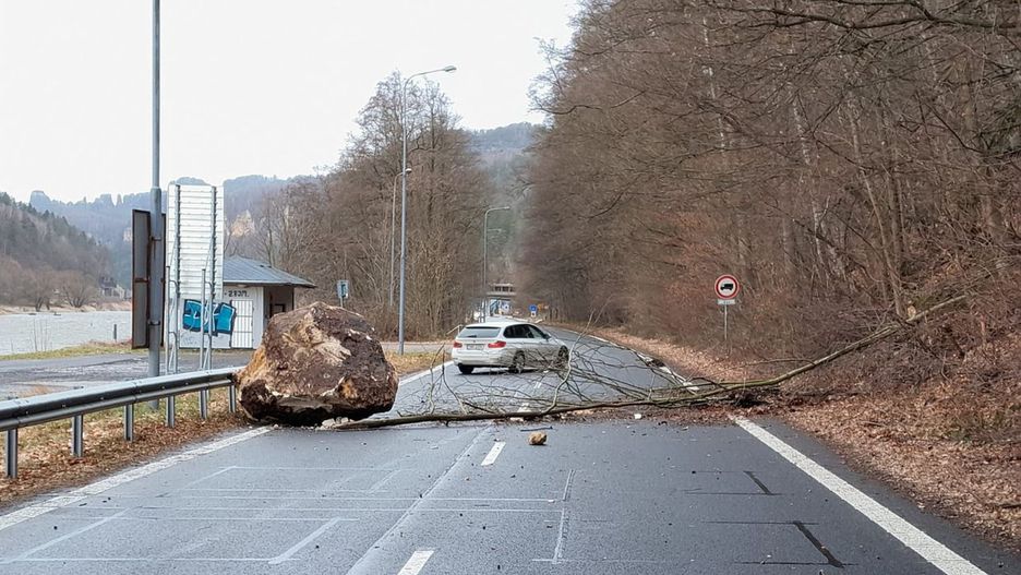 Głaz spadł na czeską drogę
