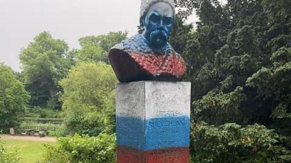 Pomnik wieszcza został pomazany farbami