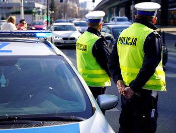 Na drogach więcej patroli policji. Kierowco, pamiętaj o limitach prędkości