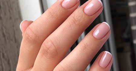 Nowy hit w stylizacji paznokci. "Micro french" podbija trendy