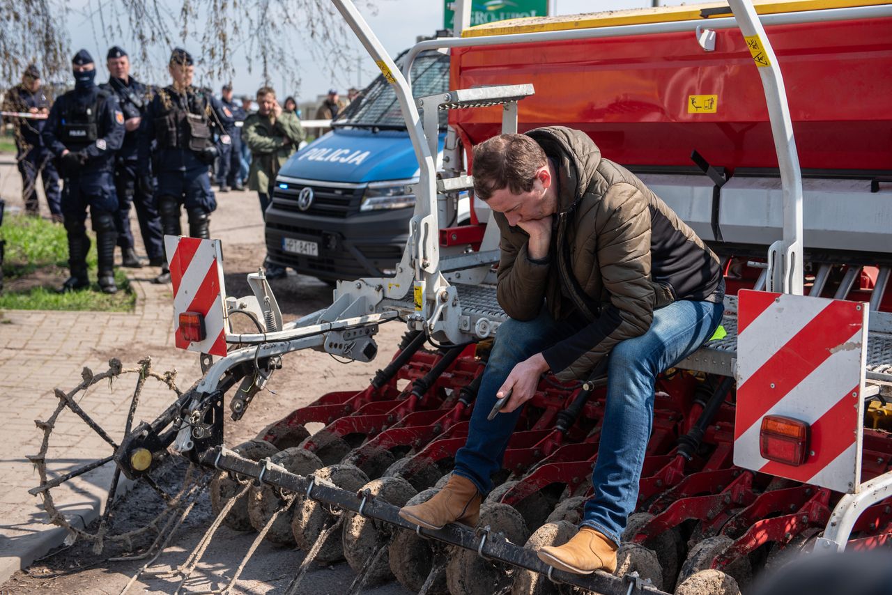 Uczestnik demonstracji rolników przy przejeździe kolejowym w Hrubieszowie, niedaleko granicy z Ukrainą