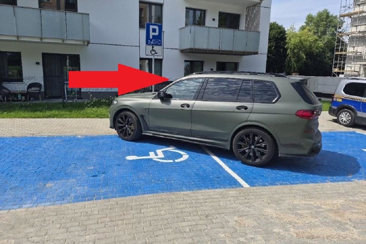 Tak zaparkował w Elblągu. Straż apeluje: Szanujmy się