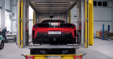 Niemcy zatrzymali polską lawetę. Wiozła ferrari za 1,3 mln zł