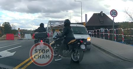 Stali na czerwonym. Nagle nadjechał. Kuriozalne sceny