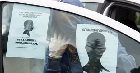 Ksiądz, który groził bronią uczestniczkom Strajku Kobiet w Gdańsku, dalej uczy dzieci