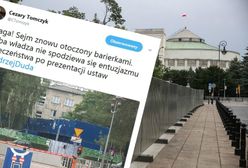 Przed Sejmem znów pojawiły się barierki. "Chyba władza nie spodziewa się entuzjazmu po prezentacji ustaw"