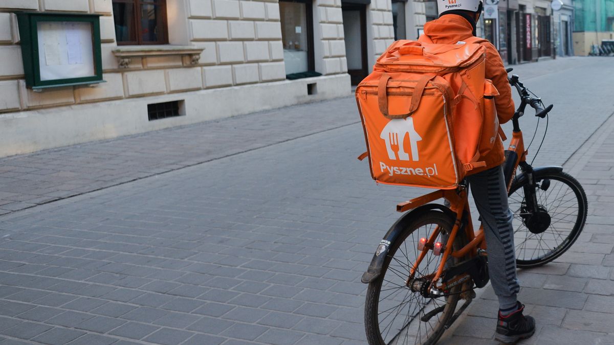 A delivery 'Pyszne.pl' agent awaiting for an order on a street in Krakow's Old Town. 
The weakening of the Polish zloty against the Euro continues. The latest currency exchange rate shows 1 Euro equals 4.48 Polish Zloty.
The Ministry of Health announced another 44 new cases of coronavirus in Poland, raising the total count to 221.  
On Tuesday, March 17, 2020, in Krakow, Poland. (Photo by Artur Widak/NurPhoto via Getty Images)