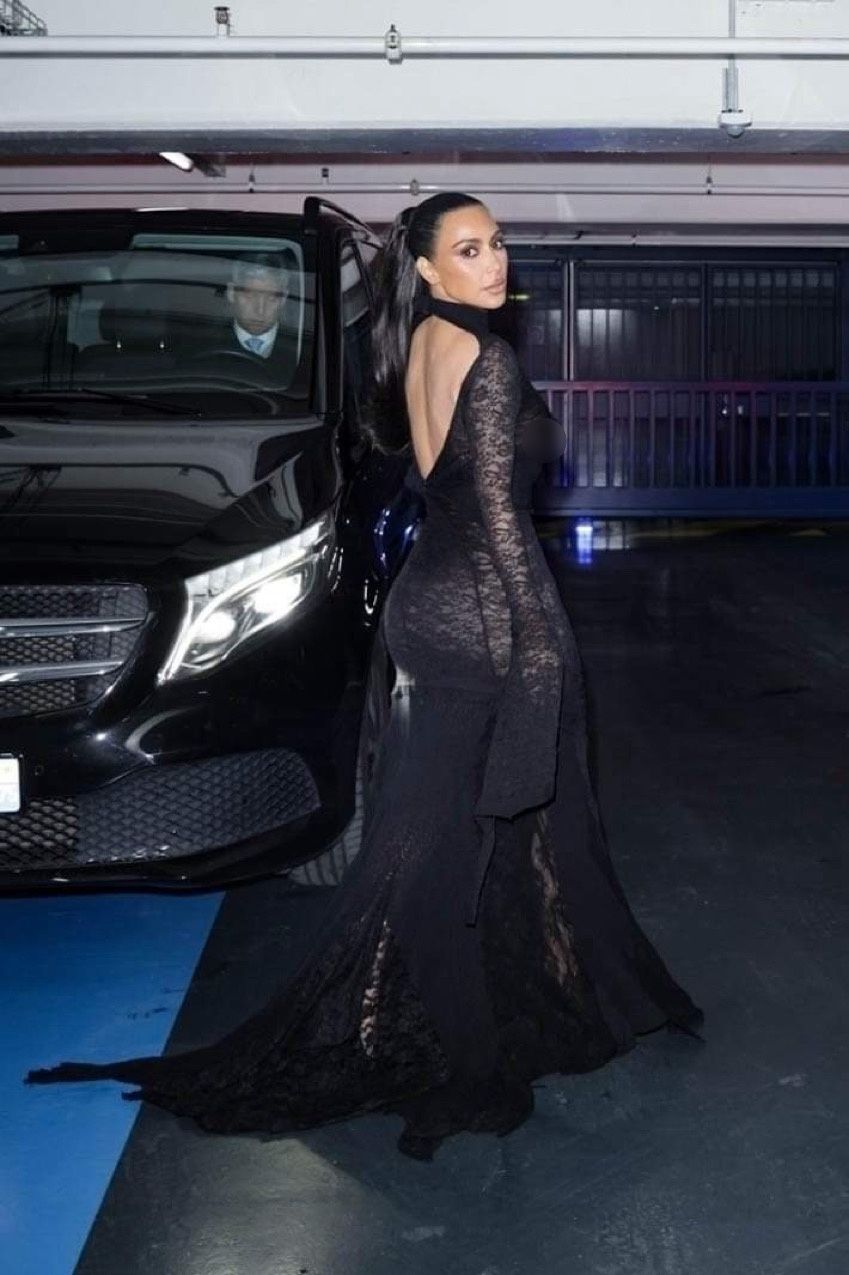 Kim Kardashian opuszcza pokaz  Balenciagi 