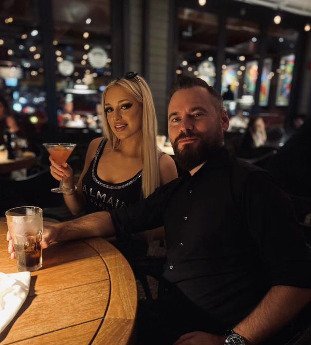 Krzysztof Stanowski chwali się zdjęciem z wypadu na drinka z Caroline Derpienski. Fani powątpiewają w obiektywizm dziennikarza