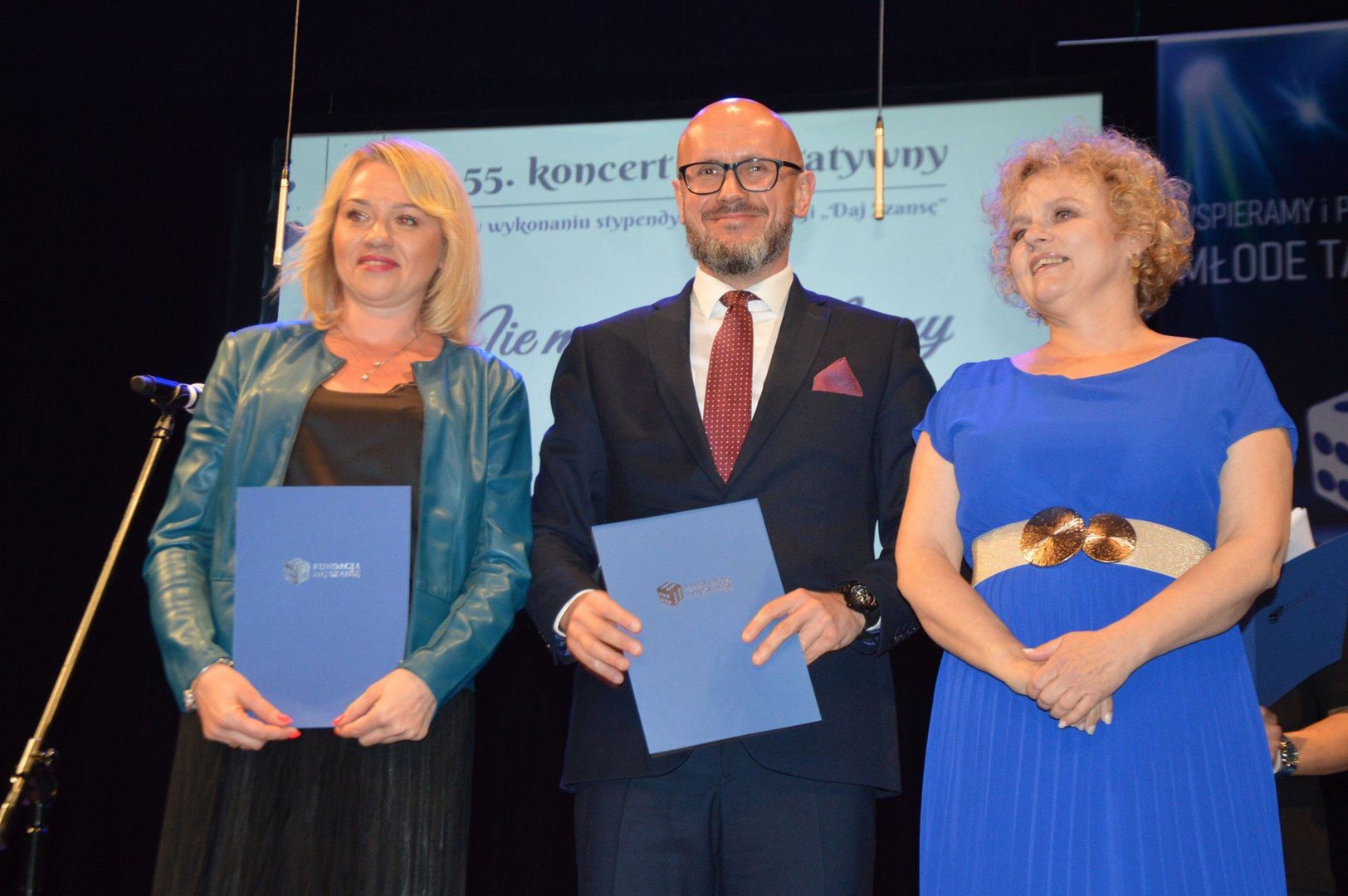 Podczas koncertu fundacji &#34;Daj Szansę&#34; wystąpiła utalentowana młodzież z terenu powiatu skarżyskiego.