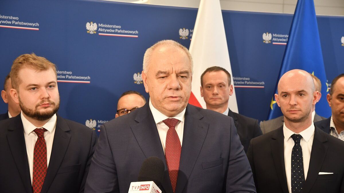 Wicepremier Jacek Sasin, obok Michał Moskal oraz Kasjan Wyligała (prezes LW Bogdanka)