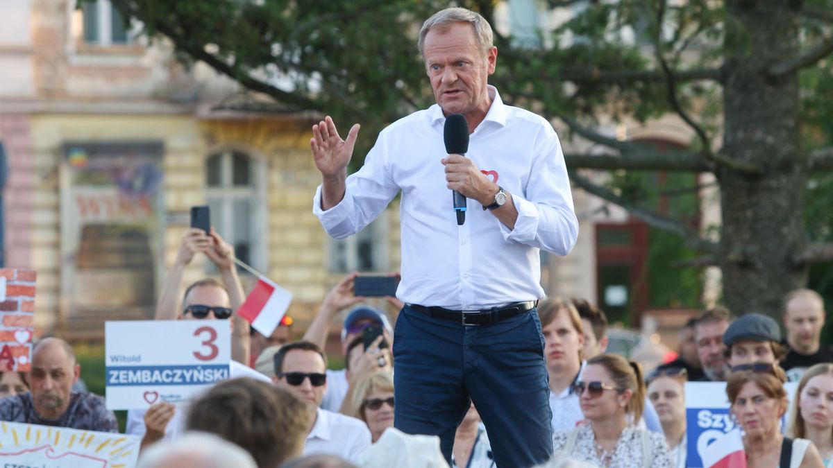 Opole, 11.09.2023. Kampania wyborcza do parlamentu 2023. Lider Platformy Obywatelskiej Donald Tusk podczas spotkania z sympatykami ugrupowania na pl. Teatralnym w Opolu, 11 bm. (amb) PAP/Krzysztof Świderski