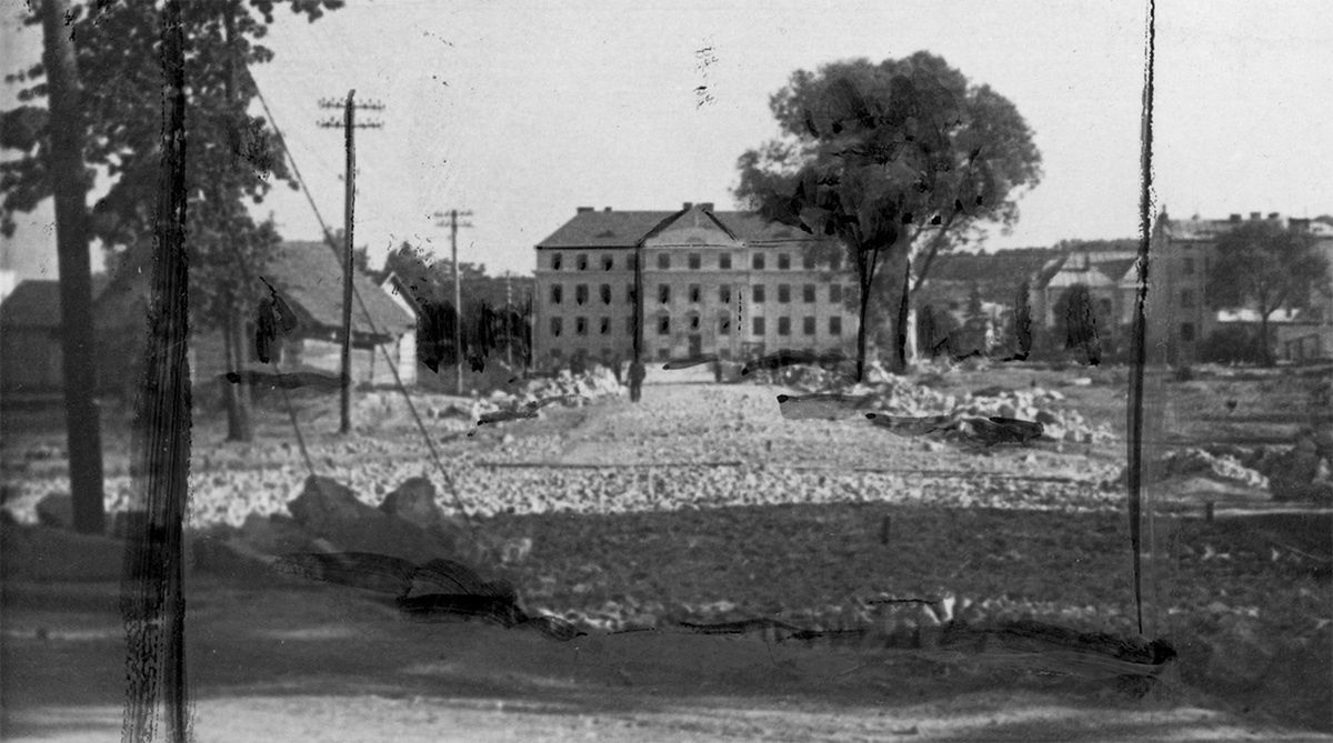 Gruzy żydowskiego cmentarza w Rawie Ruskiej. Październik 1942 roku (domena publiczna).