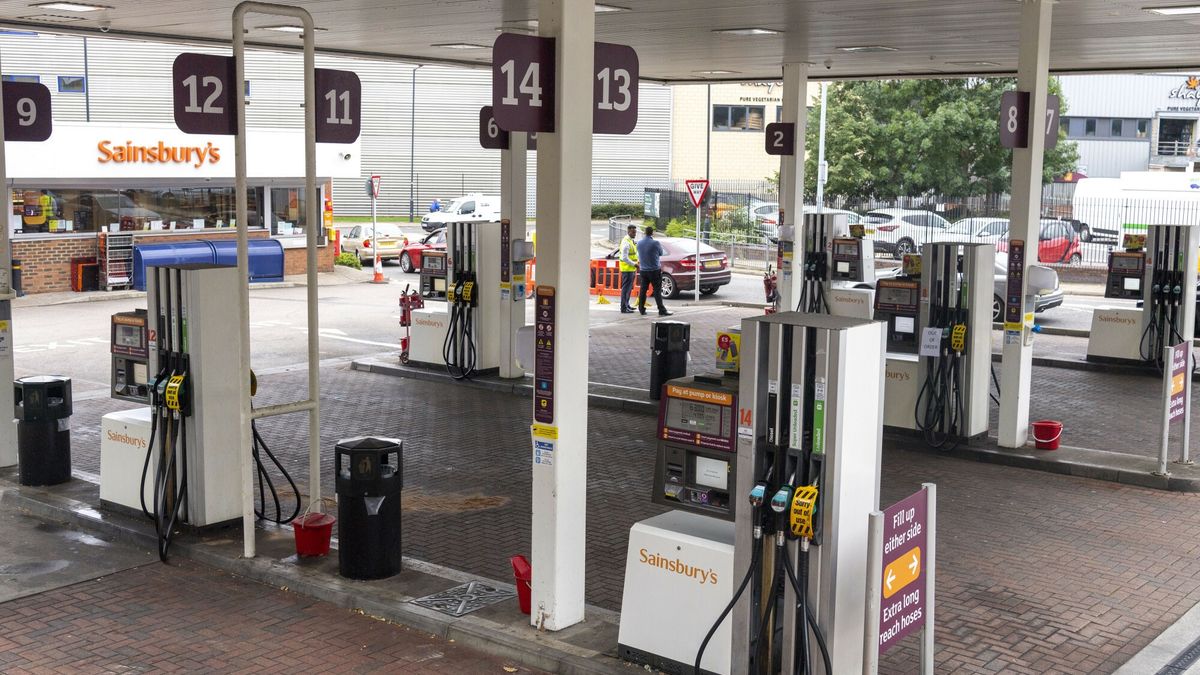 Brak paliwa na stacjach w Wielkiej Brytanii
(210925) -- LONDON, Sept. 25, 2021 (Xinhua) -- Photo taken on Sept. 25, 2021 shows a closed gas station in London, Britain. A temporary visa scheme to make it easier for foreign lorry drivers to work in the United Kingdom is to run for three months, ending on Christmas eve, according to the BBC. A shortage of drivers has disrupted fuel deliveries, with some gas stations closing, and queues forming. (Photo by Ray Tang/Xinhua)
Ray Tang