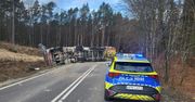 Wypadek na DW 212. Przewrócona ciężarówka blokuje drogę