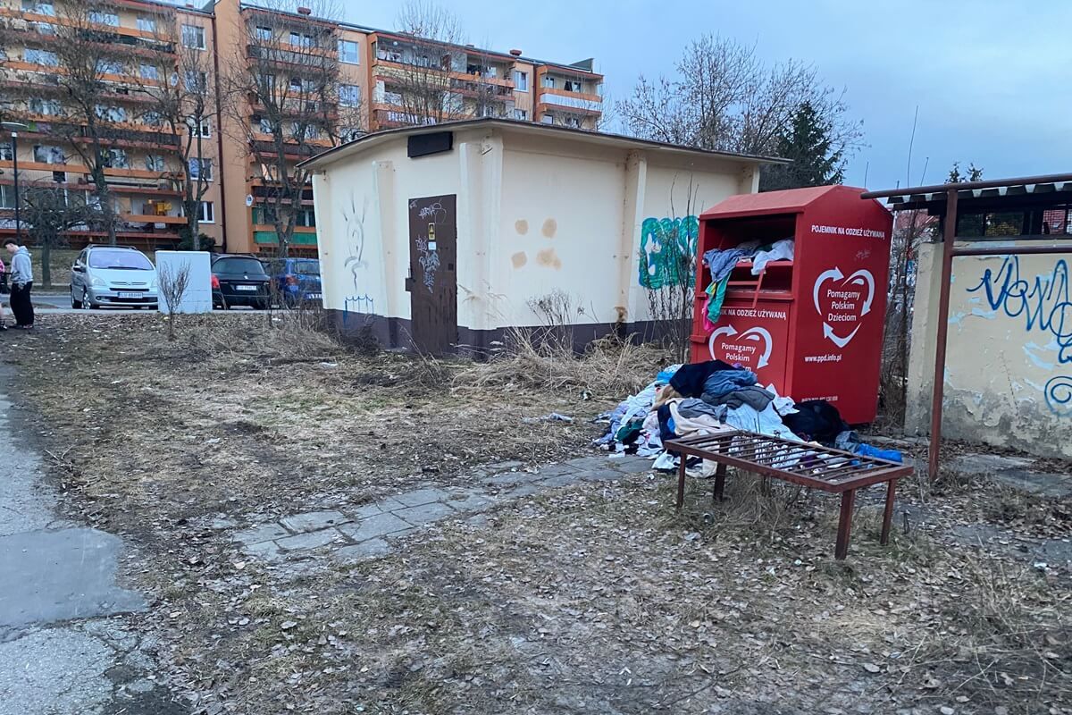 Ubrania przy pojemniku na ul. Szafirowej