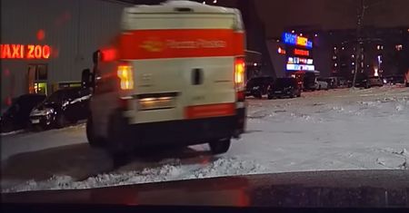 Kurier Poczty Polskiej przyłapany. Nagranie spod supermarketu w Warszawie