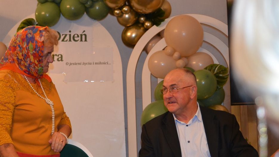 Seniorzy z Zator pokazali, że wiek to tylko liczba! 🎶❤️ Kabaret, poezja i śmiech do łez w „Zatorzance”! 🕺