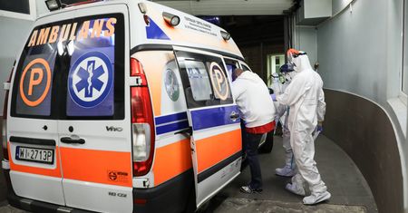 Warszawa. Cegłówką wybił szybę w karetce. 28-latek został zatrzymany