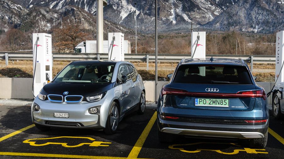 Stacja ładowania w Alpach