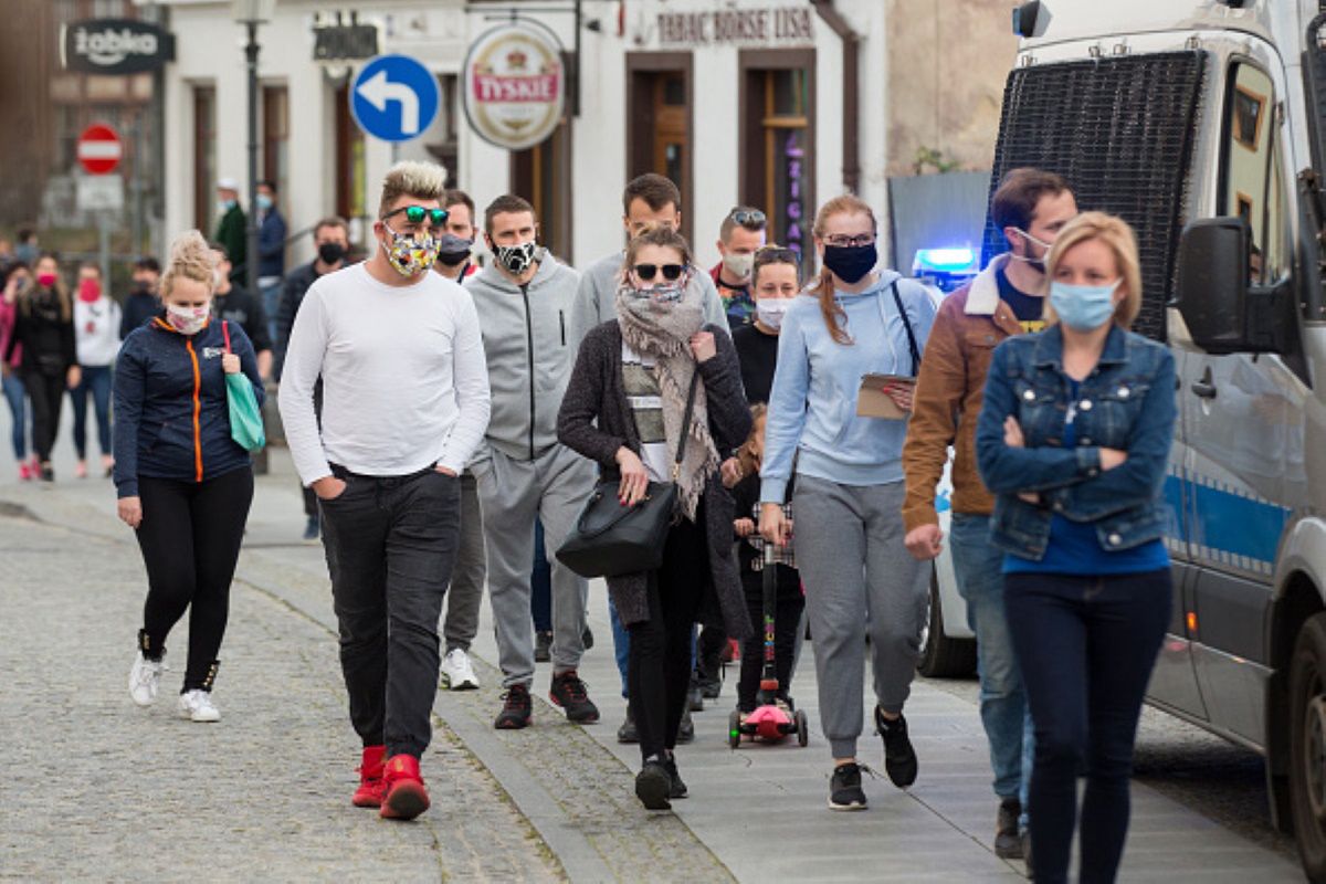 Policja żartuje z osób, które nie wierzą w pandemię koronawirusa