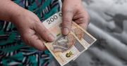 Ulgi w aptekach, zwolnienie z abonamentu RTV i inne. Oto przywileje z legitymacji emeryta