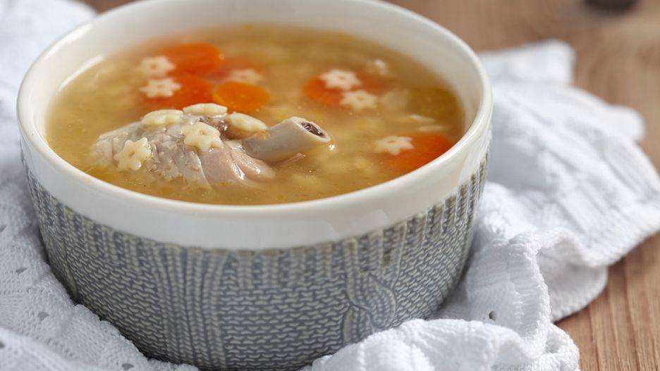 Rosół z makaronem w misce