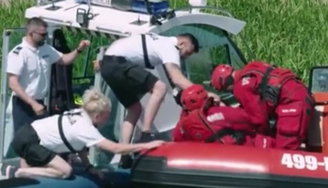 Szkwał strącił ich do wody. Pokazali ćwiczenia służb