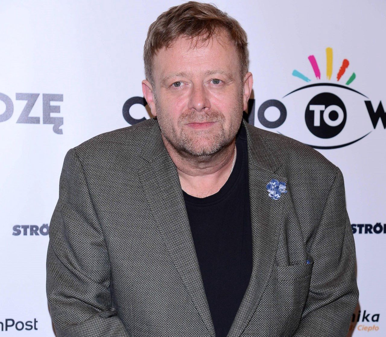 Olaf Lubaszenko schudł. Odmieniony wspiera sprzedawców chryzantem