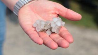 Burze z gradem nadciągają. IMGW ostrzega rolników w całej Polsce