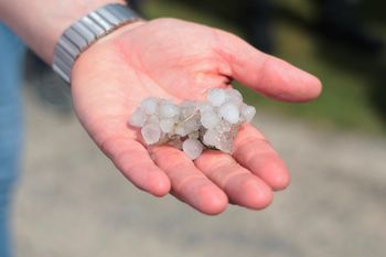 Burze z gradem nadciągają. IMGW ostrzega rolników w całej Polsce
