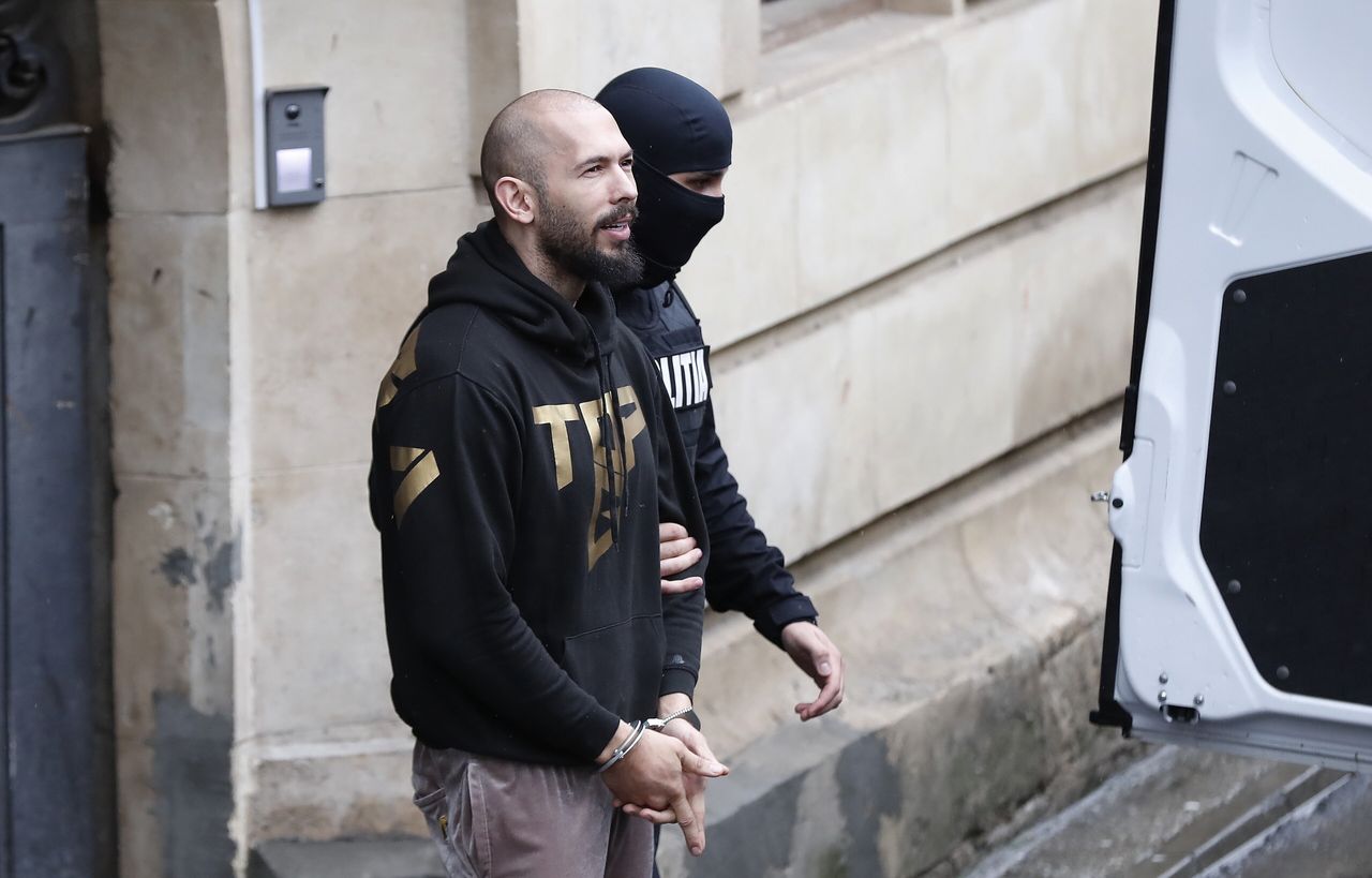 Former professional kickboxer and social media influencer Andrew Tate (L), accompanied by a masked police officer, leaves the building after a hearing on a British arrest warrant, held at the Bucharest Appeal Court, in Bucharest, Romania, 12 March 2024. According to the Romanian police, Andrew Tate and his brother Tristan were detained on 11 March over a British arrest warrant related to sex offenses charges. The two brothers were arrested in December 2022 as a result of the DIICOT (Directorate for Investigating Organized Crime and Terrorism) inquiry on charges of human trafficking and intention to form an organized crime group, however on 31 March 2023 they were moved from police custody to house arrest with immediate effect. Their trial in Romania has not started yet. EPA/Robert Ghement Dostawca: PAP/EPA.