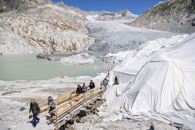 Rhone Glacier covered in blanketsepa10068754 People visit the Rhone Glacier covered in blankets above Gletsch near the Furkapass in Switzerland, 13 July 2022. The Alps oldest glacier is protected by special white blankets to prevent it from melting.  EPA/URS FLUEELER Dostawca: PAP/EPA.URS FLUEELER