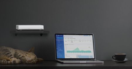 Ten router jest pewnie szybszy niż twój - i po kablu, i bez