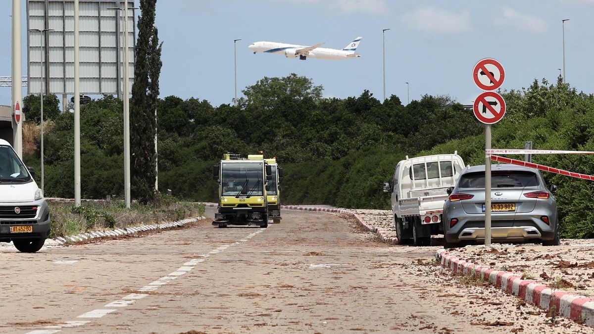 An airplane takes off as damage caused by a ballistic missile fired from Yemen is seen at the Ben Gurion airport near Tel Aviv, Israel, 04 May 2025. According to Israel's military spokesperson, a ballistic missile fired from Yemen hit at the Ben Gurion airport. Yemen's Houthis have claimed responsibility for launching the missile. EPA/ABIR SULTAN Dostawca: PAP/EPA.