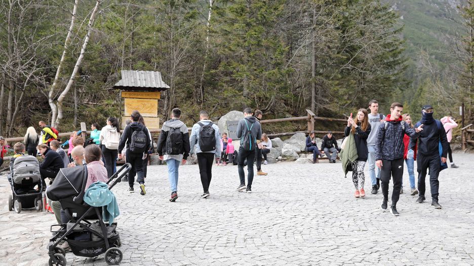 Tatry. Na popularne szlaki turyści dojadą samochodem elektrycznym