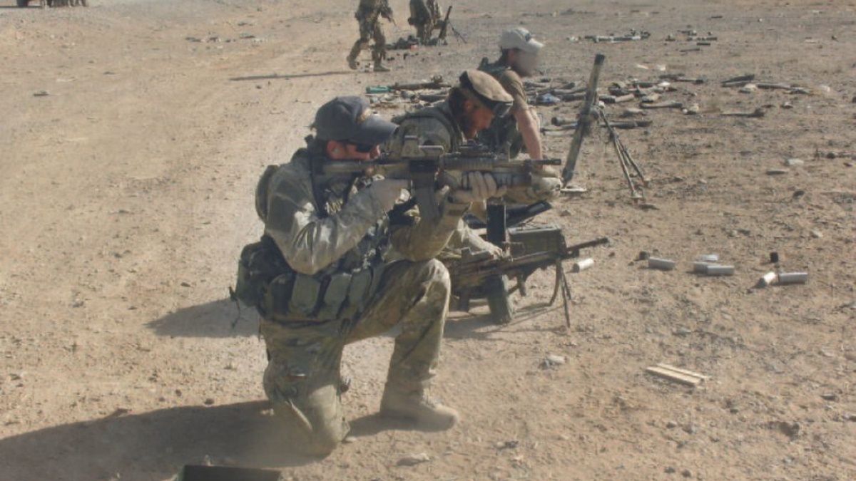 Trening ogniowy operatorów GROM-u w czasie misji w Afganistanie. Zdjęcie z książki "Operator 594"