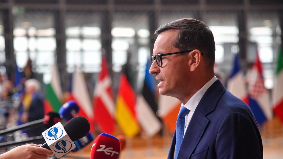 Bruksela, Belgia, 29.06.2023. Premier Mateusz Morawiecki udziela wypowiedzi dla mediów w budynku "Europa" w Brukseli, 29 bm. Premier Morawiecki bierze udział w dwudniowym posiedzeniu Rady Europejskiej. (jm) PAP/Radek Pietruszka