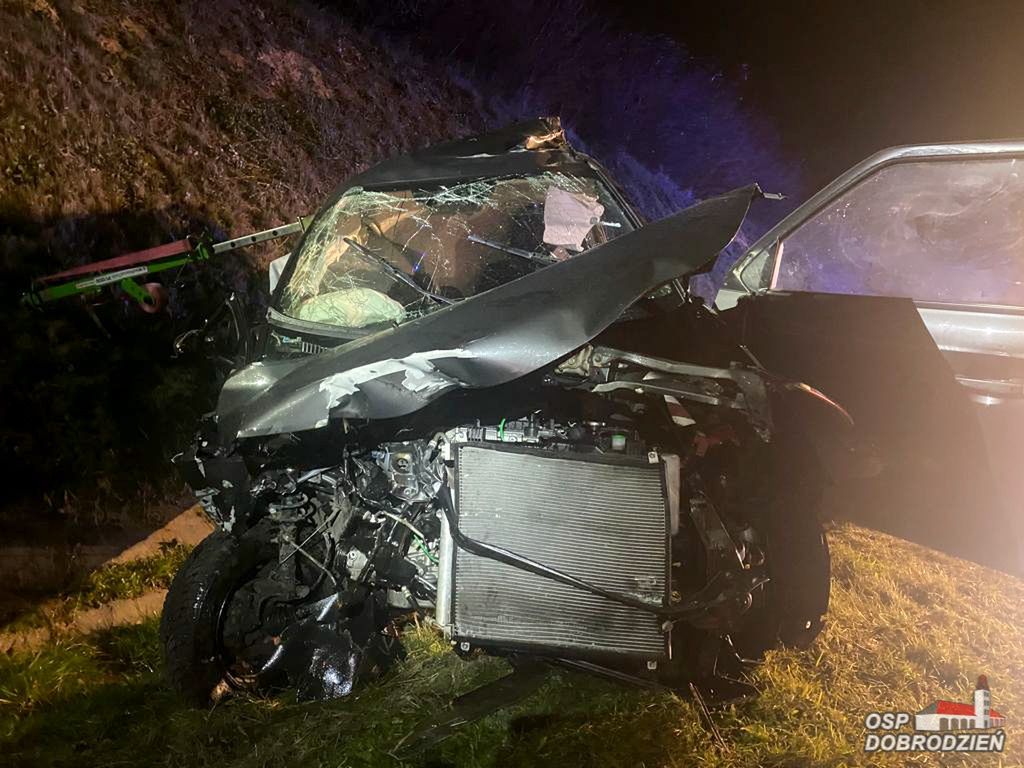 Horror na drodze. Zderzenie auta, ciężarówki i kombajnu. Jedna osoba nie żyje