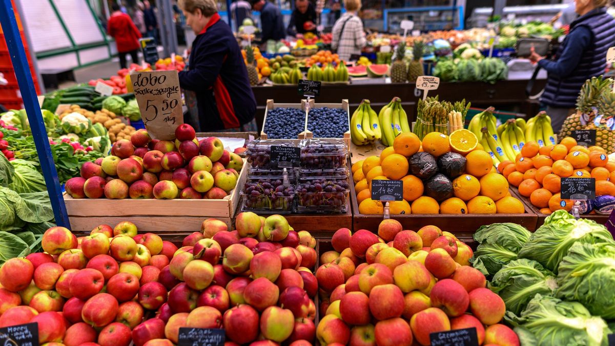 Nowalijki na hali targowej w GdyniFot. Piotr Hukalo/East News, 10.05.2023. Gdynia. Nowalijki na Hali Targowej w Gdyni. N/z warzywniak.Piotr Hukalo