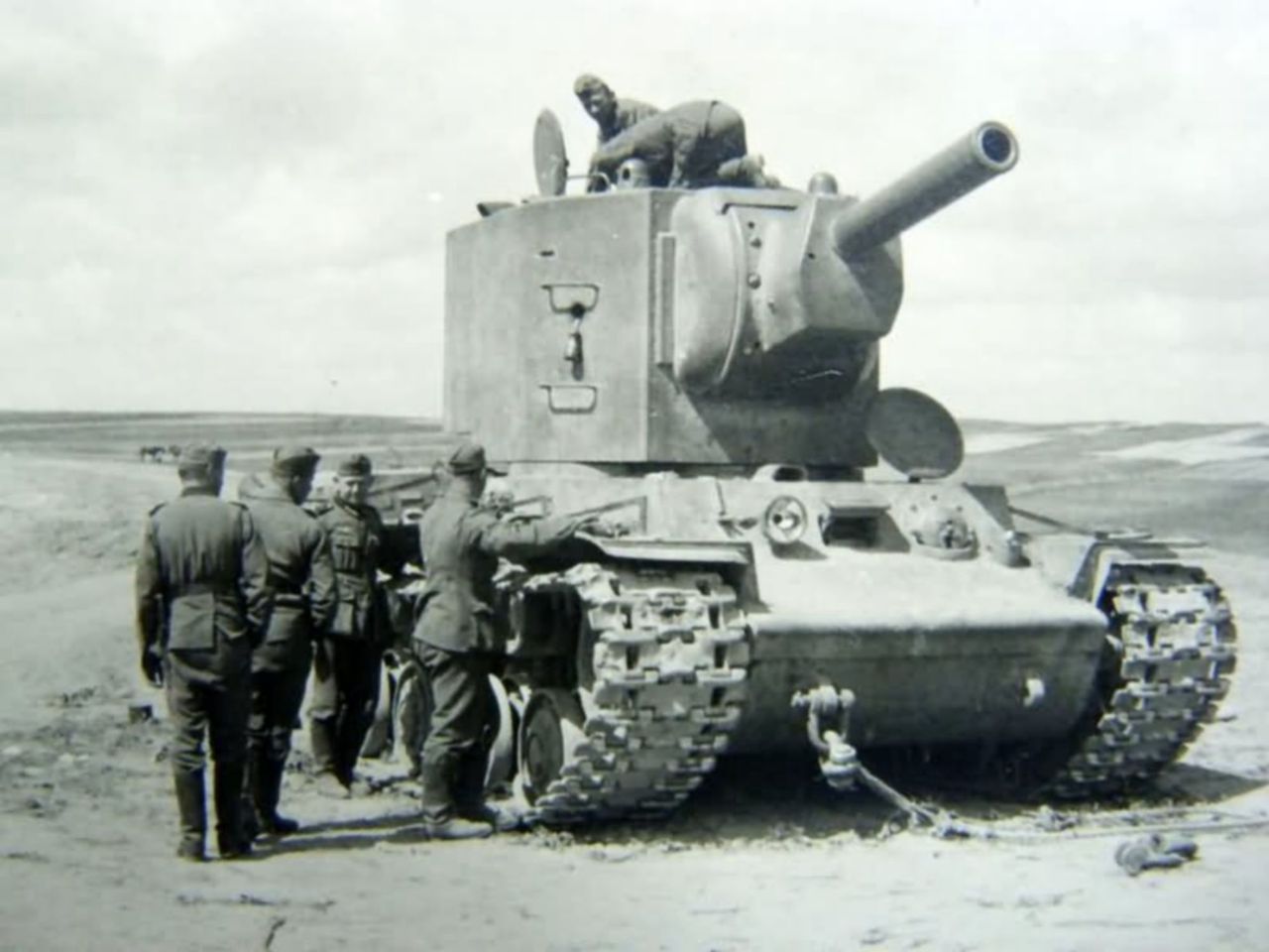 Ciężki czołg KW-2 - radziecka twierdza na gąsienicach. Niemcy drżeli na jej widok