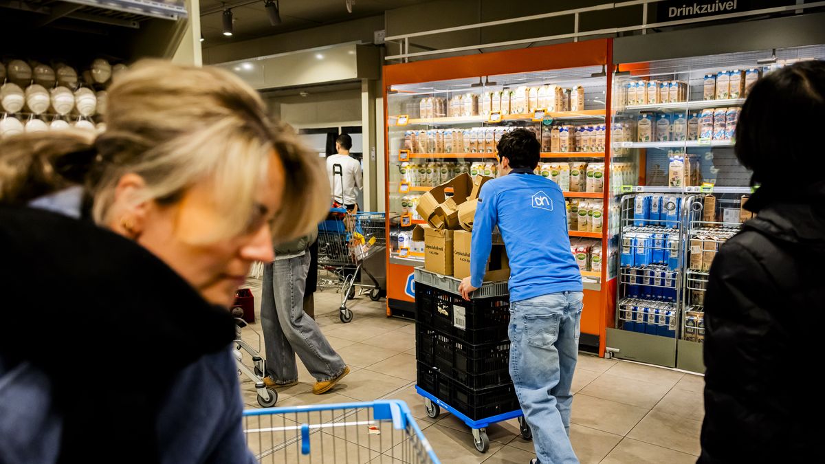 AMSTERDAM, NETHERLANDS - JANUARY 31: Shopping at grocery store Albert Heijn on January 31, 2025 in Amsterdam, Netherlands. (Photo by Patrick van Katwijk/Getty Images)
