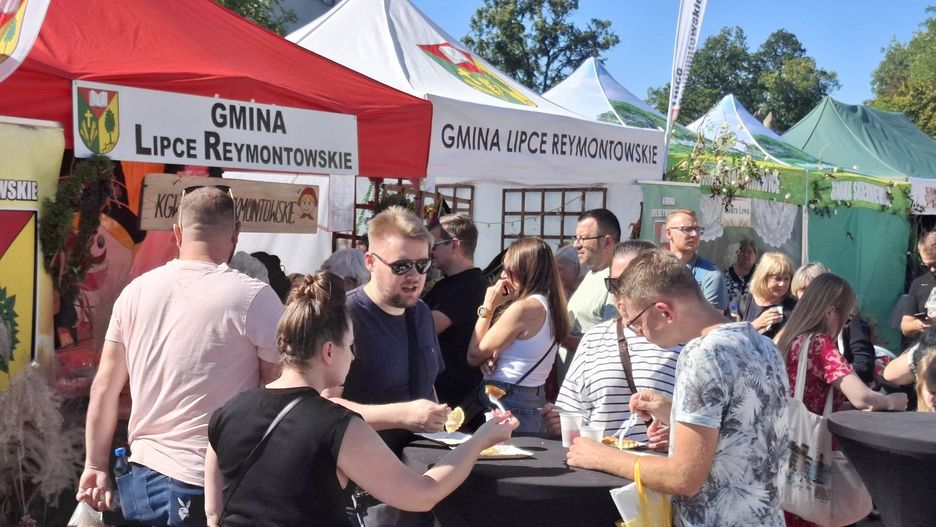 Stoiska Kół Gospodyń Wiejskich przyciągały zapachami podczas Święta Kwiatów, Owoców i Warzyw