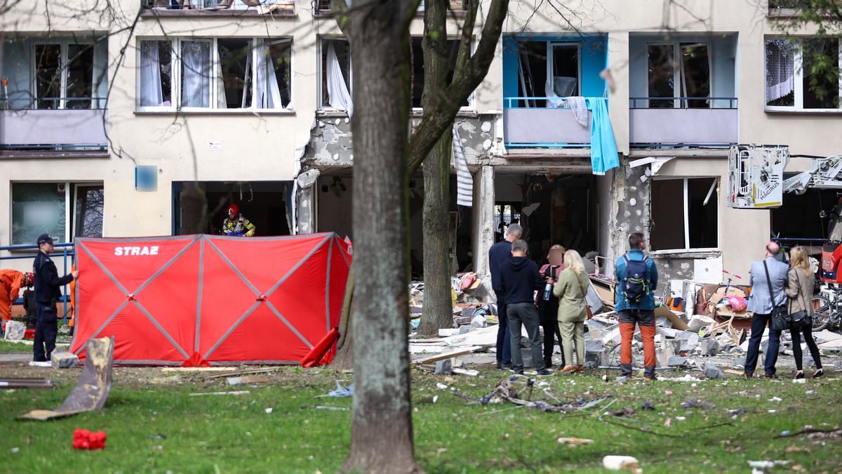 Tychy, 01.04.2024. Budynek mieszkalny przy ul. Darwina w Tychach gdzie, 1 bm. doszło do wybuchy gazu. Obecnie jest piętnaście osób poszkodowanych; nie mamy informacji o ofiarach śmiertelnych. (aldg) PAP/Michał Meissner***Zdjęcie do depeszy PAP pt. "Tychy/ Po wybuchu gazu w bloku 15 osób poszkodowanych trafia do szpitali" ***