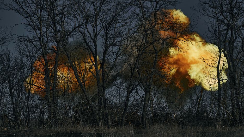 Ukraina - arch 2
Ukrainian soldiers fire a self-propelled howitzer towards Russian positions near Bakhmut, Donetsk region, Ukraine, Sunday, March 5, 2023. (AP Photo/Libkos)
LIBKOS