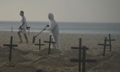 Koronawirus w Brazylii. Plaża Copacabana zamieniła się w cmentarz