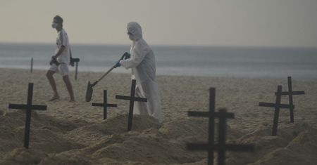 Koronawirus w Brazylii. Plaża Copacabana zamieniła się w cmentarz