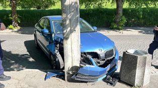 Gorzów: Rozbił Skodę o betonowy słup. Kierowca uciekł pieszo