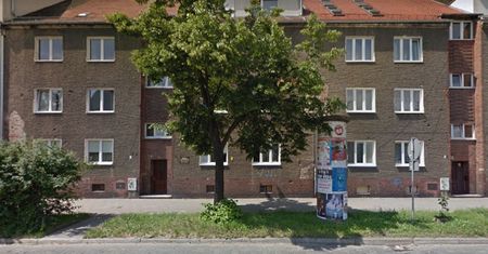 Wrocław. 2-letnie dziecko wypadło z okna. Na chodniku kałuża krwi