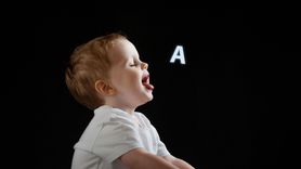 Dlaczego pierwsze słowa dzieci to zazwyczaj "mama" i "tata"? Naukowcy mają nową teorię